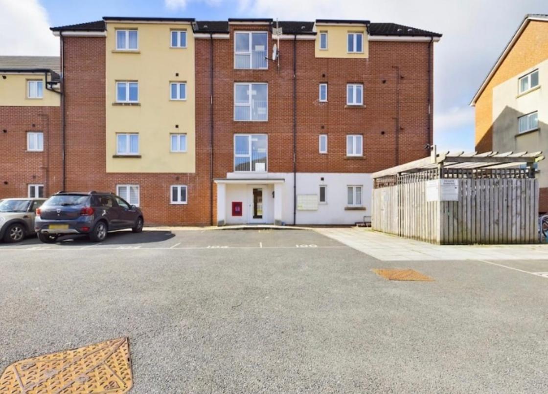 Modern 2 Bed City Apartment With Private Parking Swansea Extérieur photo