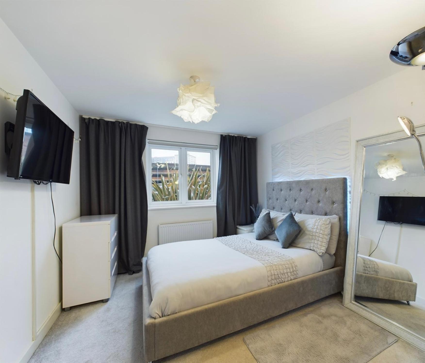 Modern 2 Bed City Apartment With Private Parking Swansea Extérieur photo